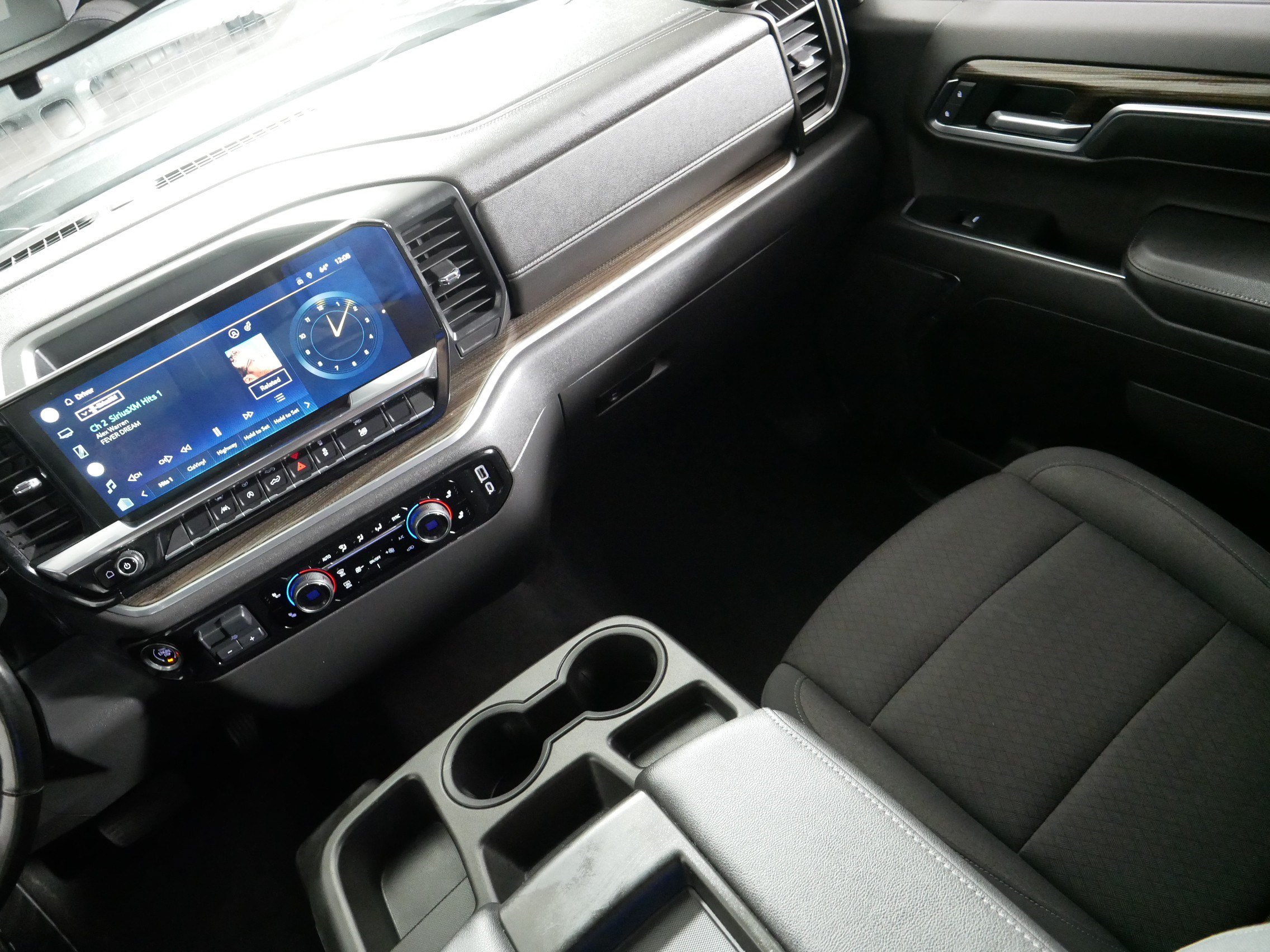 Used 2022 Chevrolet Silverado 1500 LT AWD/4WD image 11