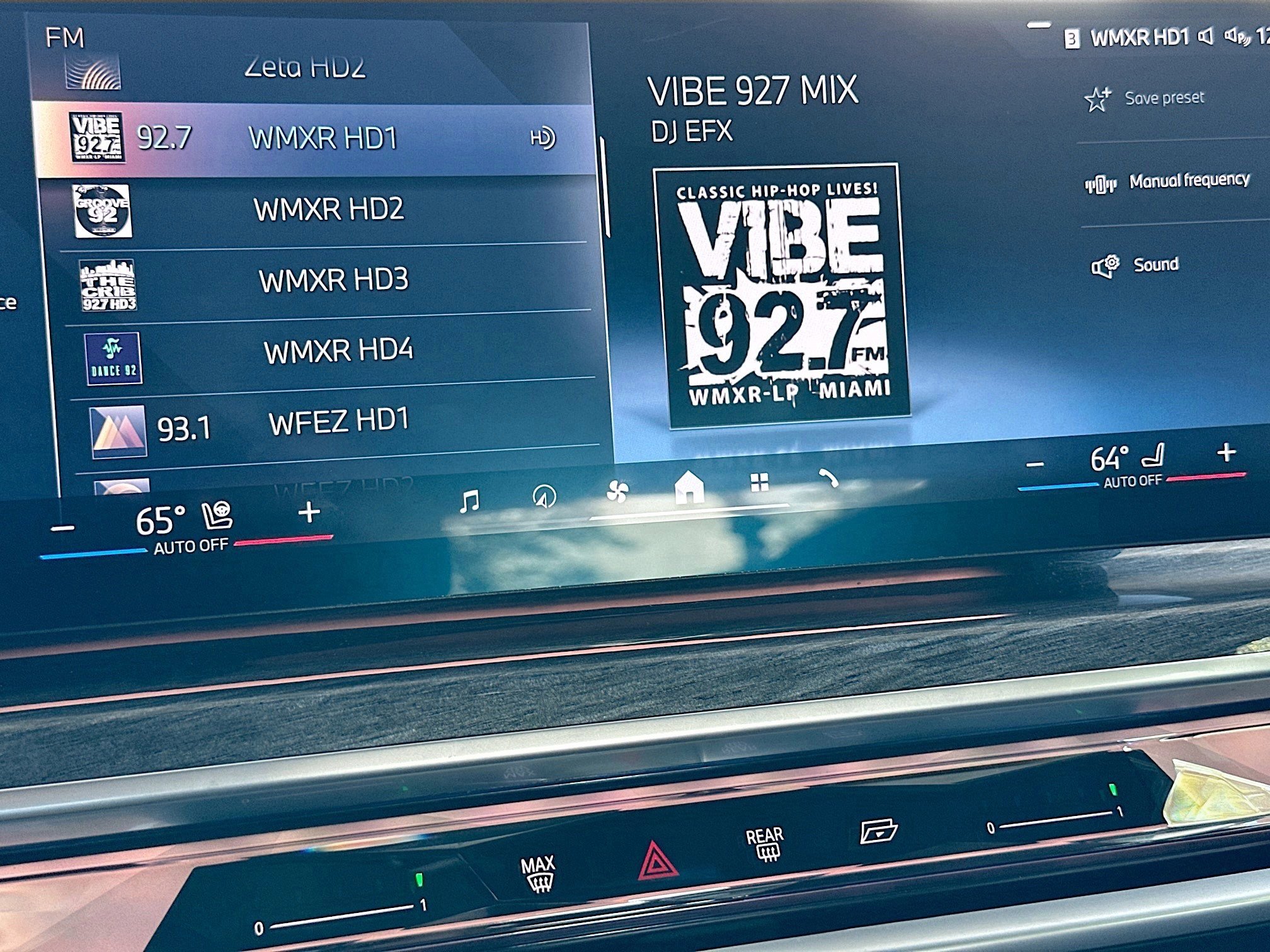 Used 2023 BMW 740i w/ Parking Assistance Package image 15