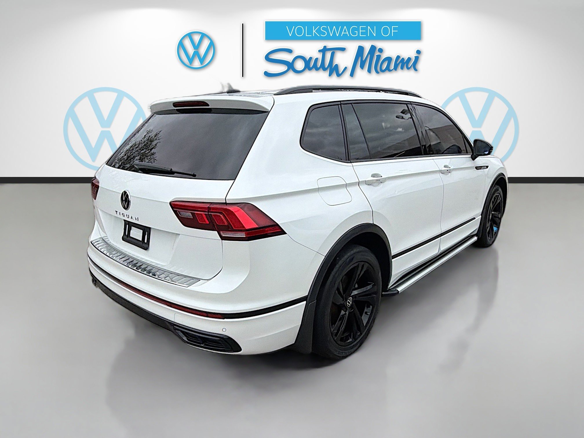 Used 2023 Volkswagen Tiguan SE R-Line image 7