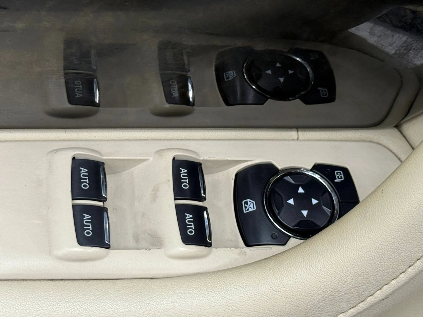 Used 2013 Lincoln MKS AWD image 24