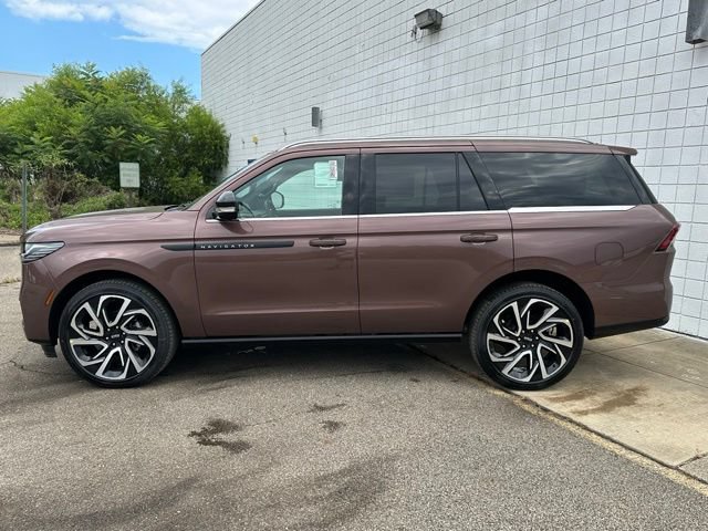 New 2027 Lincoln Navigator Black Label AWD/4WD image 2