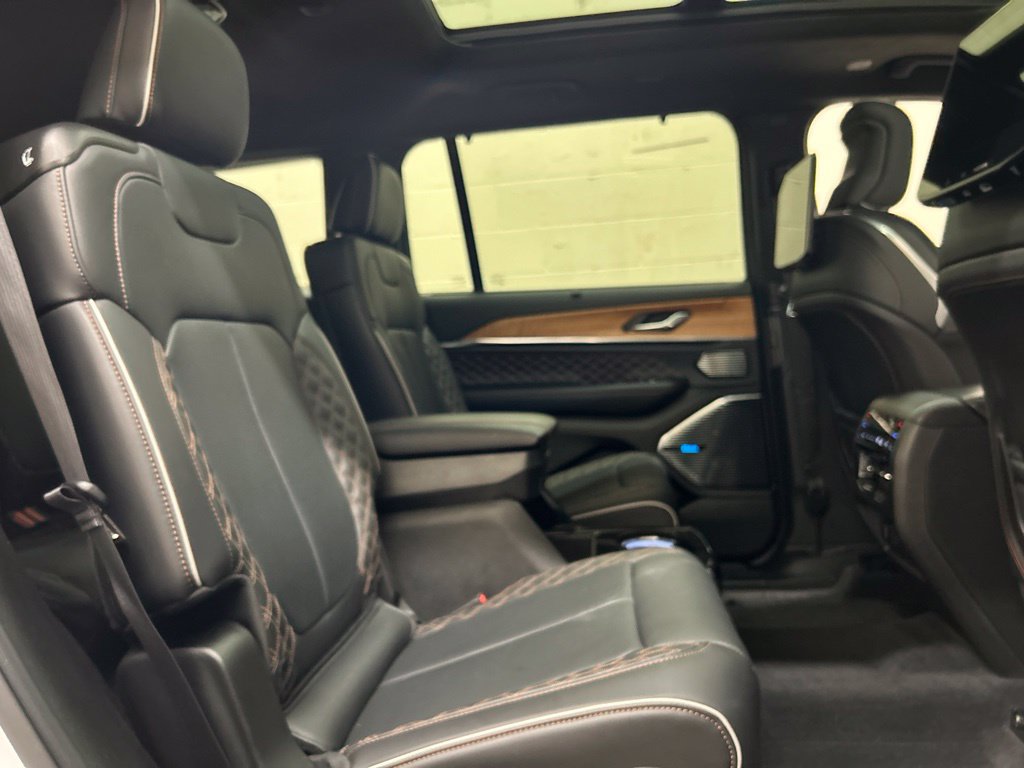 Used 2025 Jeep Grand Cherokee L Summit AWD/4WD image 13