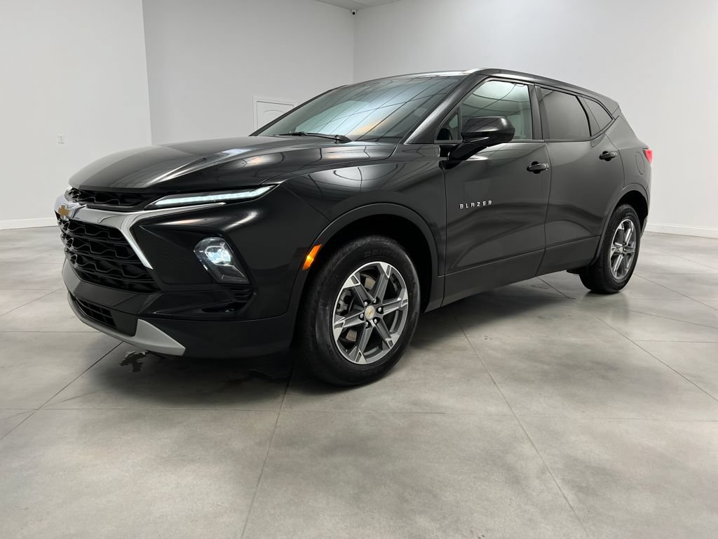 Used 2025 Chevrolet Blazer LT FWD image 4
