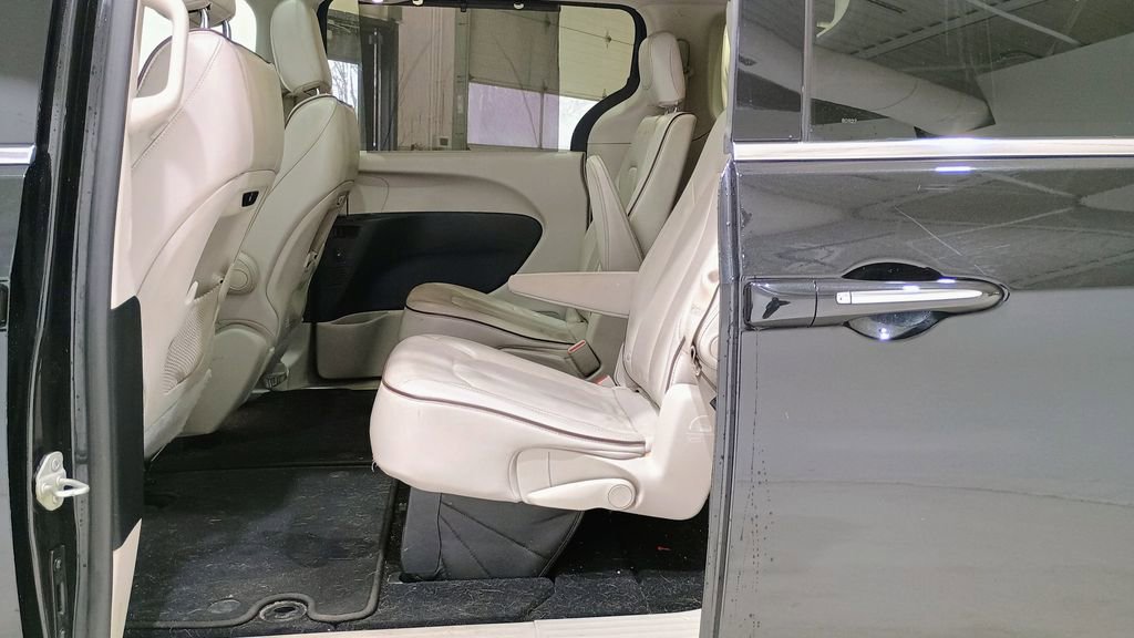 Used 2020 Chrysler Pacifica Limited image 22