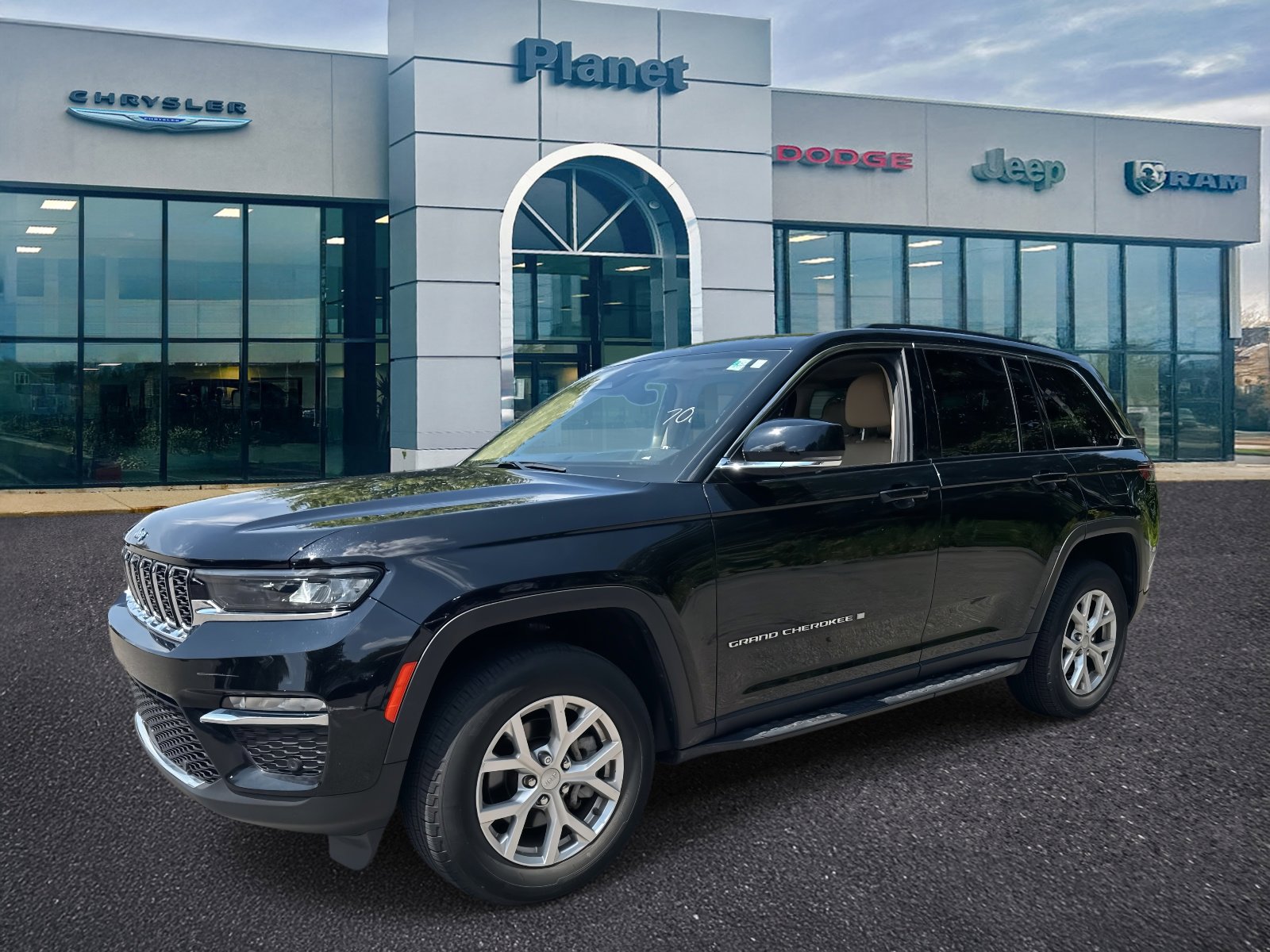 Used 2022 Jeep Grand Cherokee Limited w/ Luxury Tech Group II image 4
