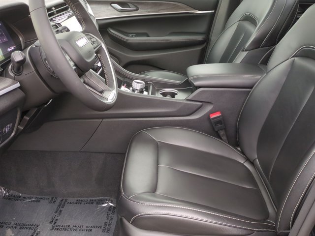 Used 2024 Jeep Grand Cherokee Limited w/ Black Appearance Package AWD/4WD image 16