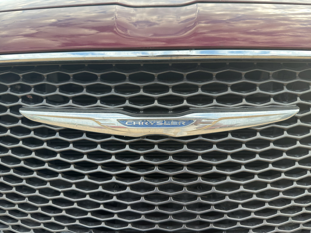 Used 2018 Chrysler 300 Limited RWD image 40