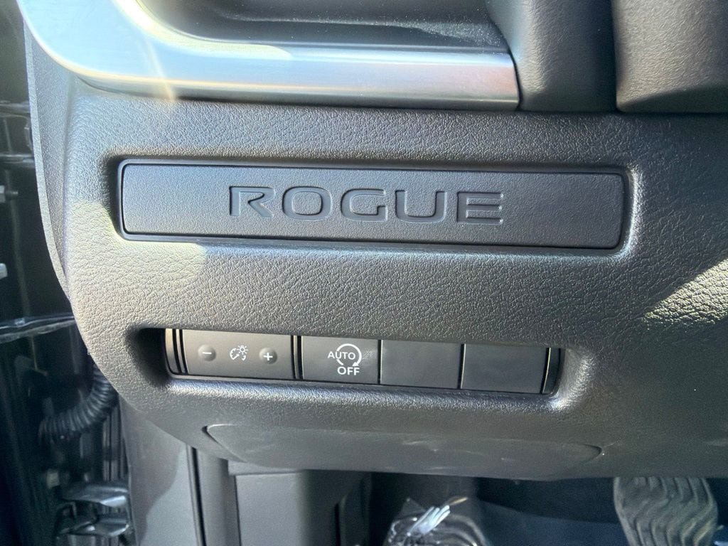 Used 2025 Nissan Rogue S AWD/4WD image 22
