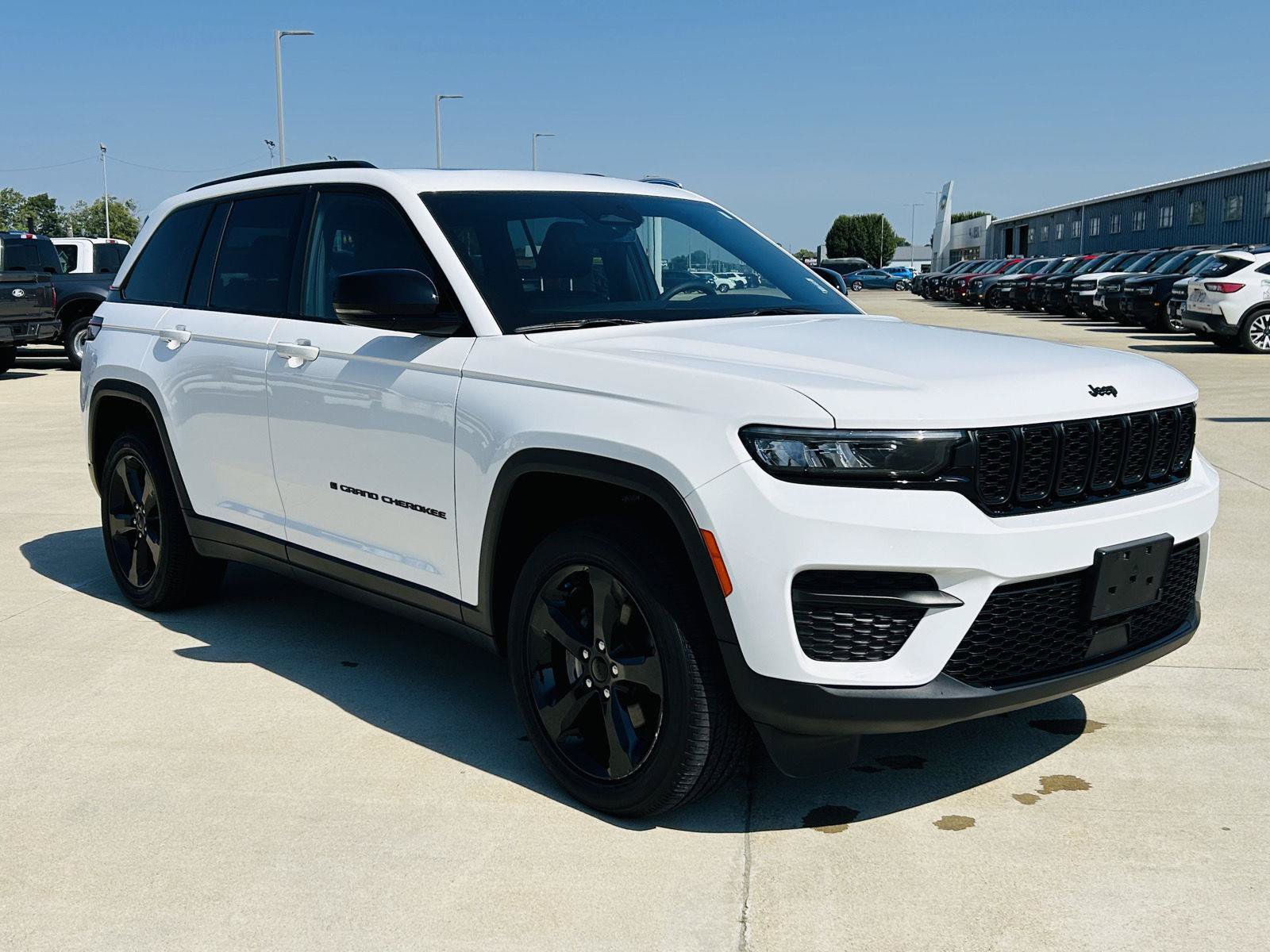 Used 2023 Jeep Grand Cherokee Altitude AWD/4WD image 2