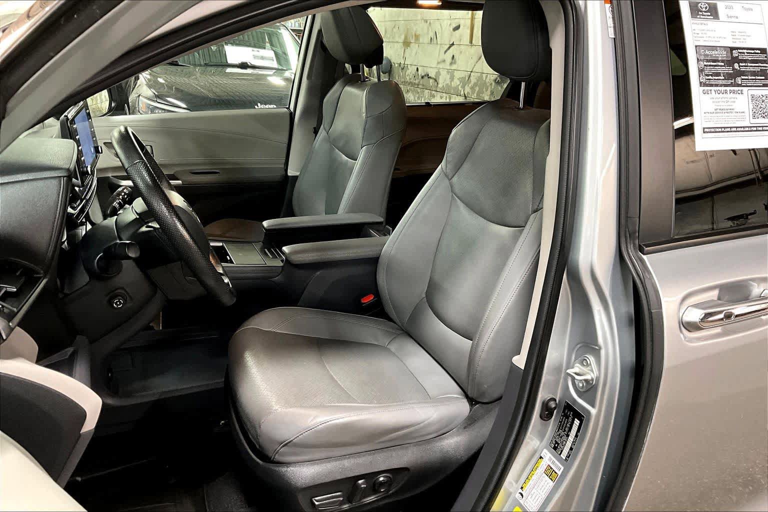 Used 2023 Toyota Sienna Limited image 9
