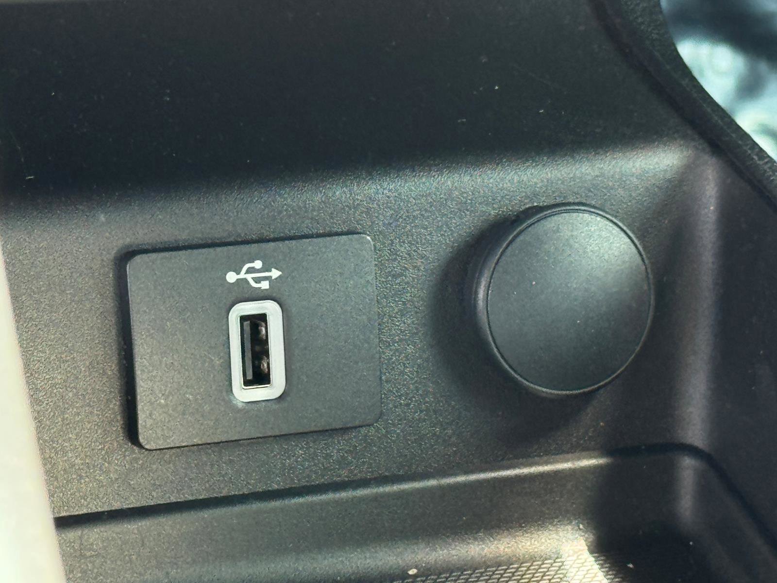Used 2018 Ford Fusion SE w/ Fusion SE Technology Package FWD image 17
