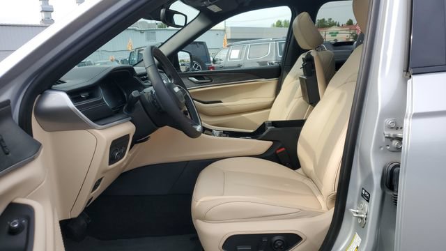 Certified 2024 Jeep Grand Cherokee Limited w/ Black Appearance Package AWD/4WD image 5