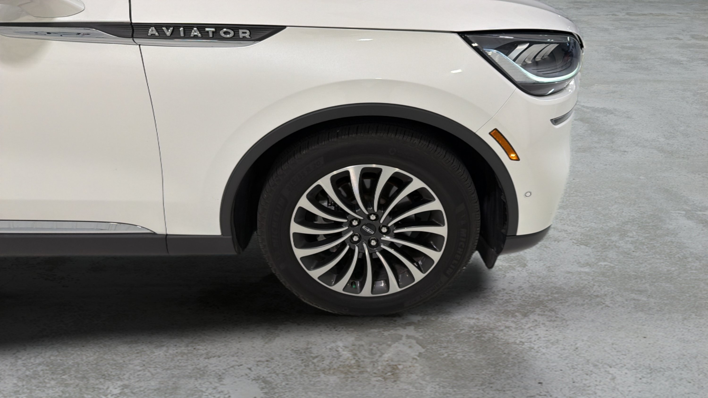 Used 2023 Lincoln Aviator Reserve w/ Class IV Trailer Tow Package RWD image 28