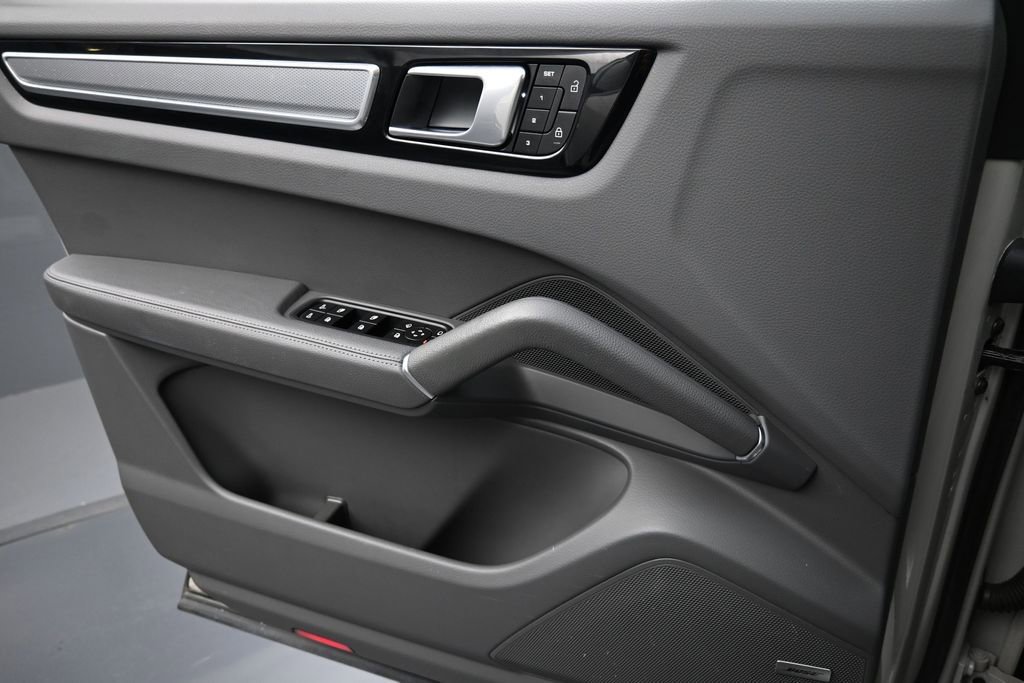 Certified 2023 Porsche Cayenne Platinum Edition AWD/4WD image 24