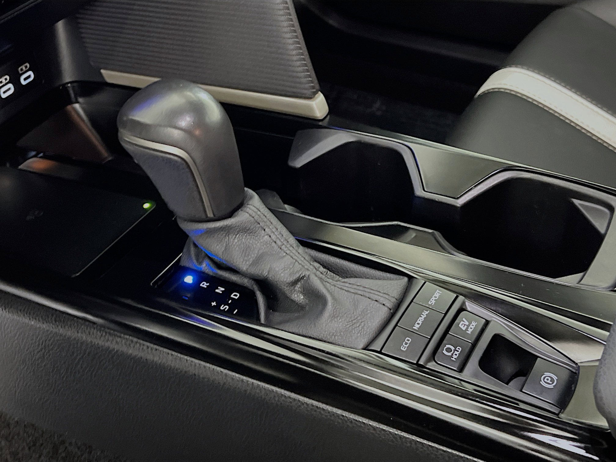 Used 2025 Toyota Camry SE w/ Convenience Package image 24