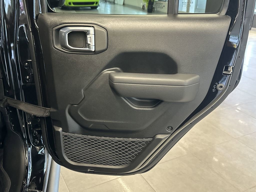 Used 2024 Jeep Gladiator Rubicon w/ Technology Group image 17