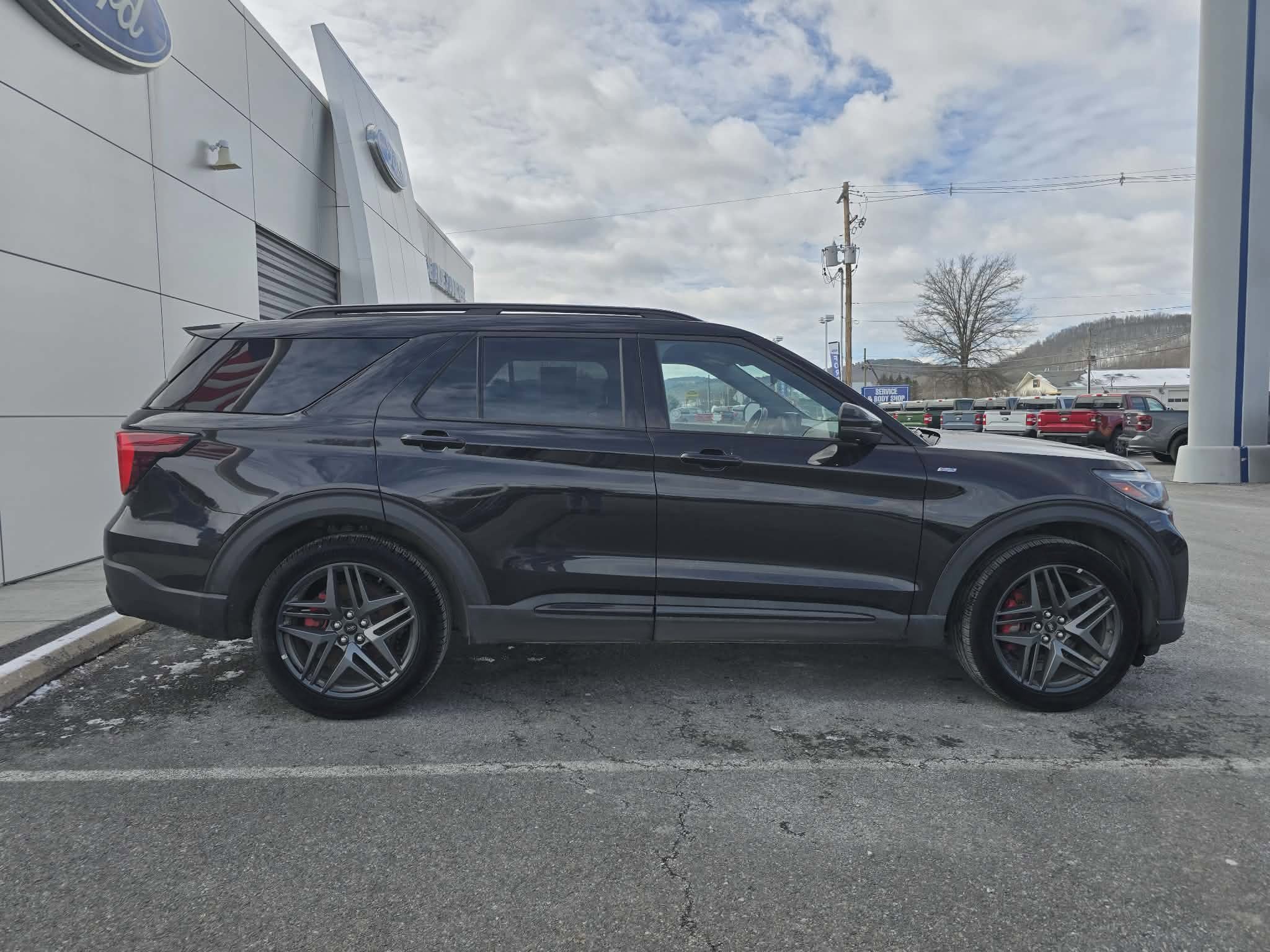 Used 2025 Ford Explorer ST-Line w/ ST-Line Street Pack video 2