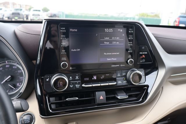 Used 2022 Toyota Highlander XLE AWD/4WD image 14