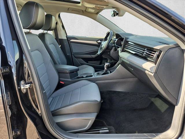 Used 2025 Volkswagen Jetta SE FWD image 21