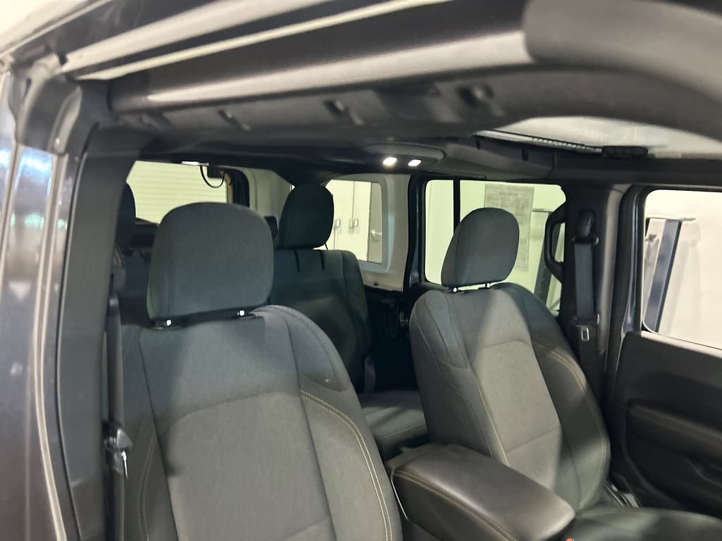 Used 2025 Jeep Wrangler Unlimited Sahara AWD/4WD image 33