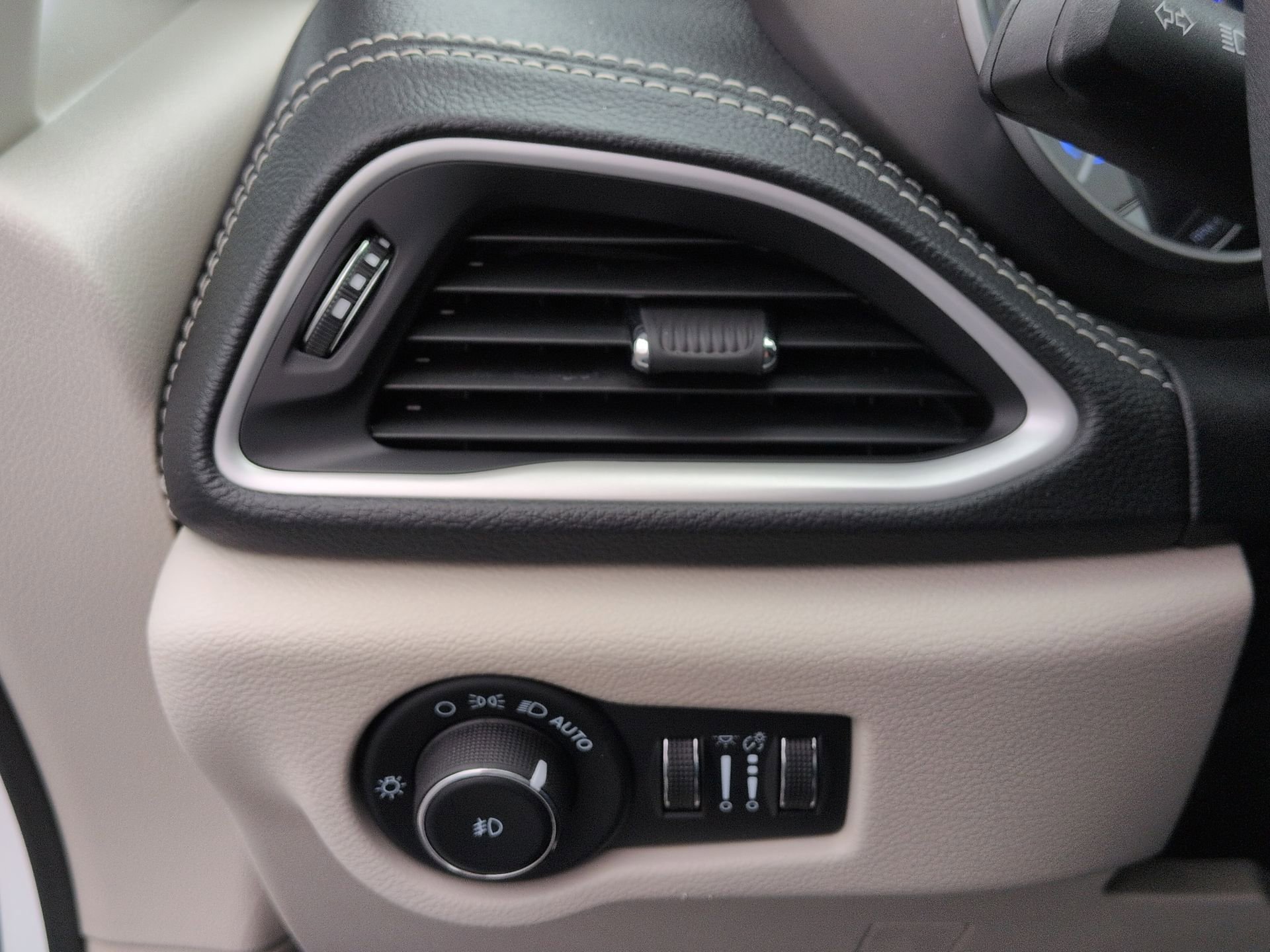 Used 2023 Chrysler Pacifica Touring-L image 17