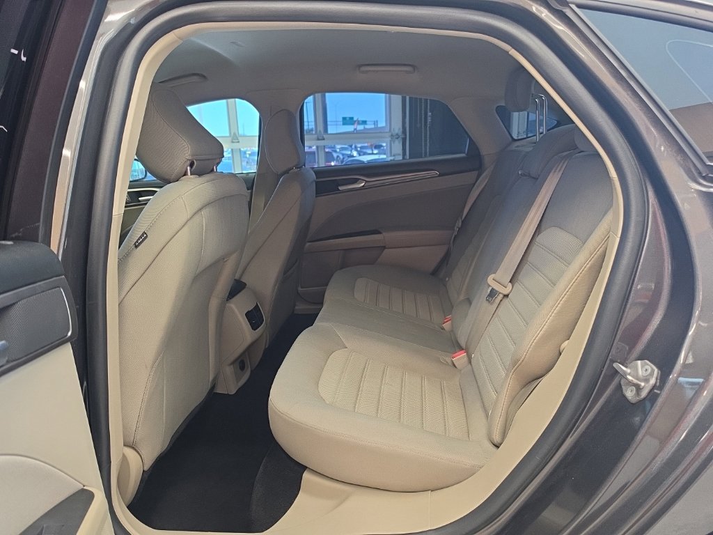 Used 2020 Ford Fusion SE FWD image 38