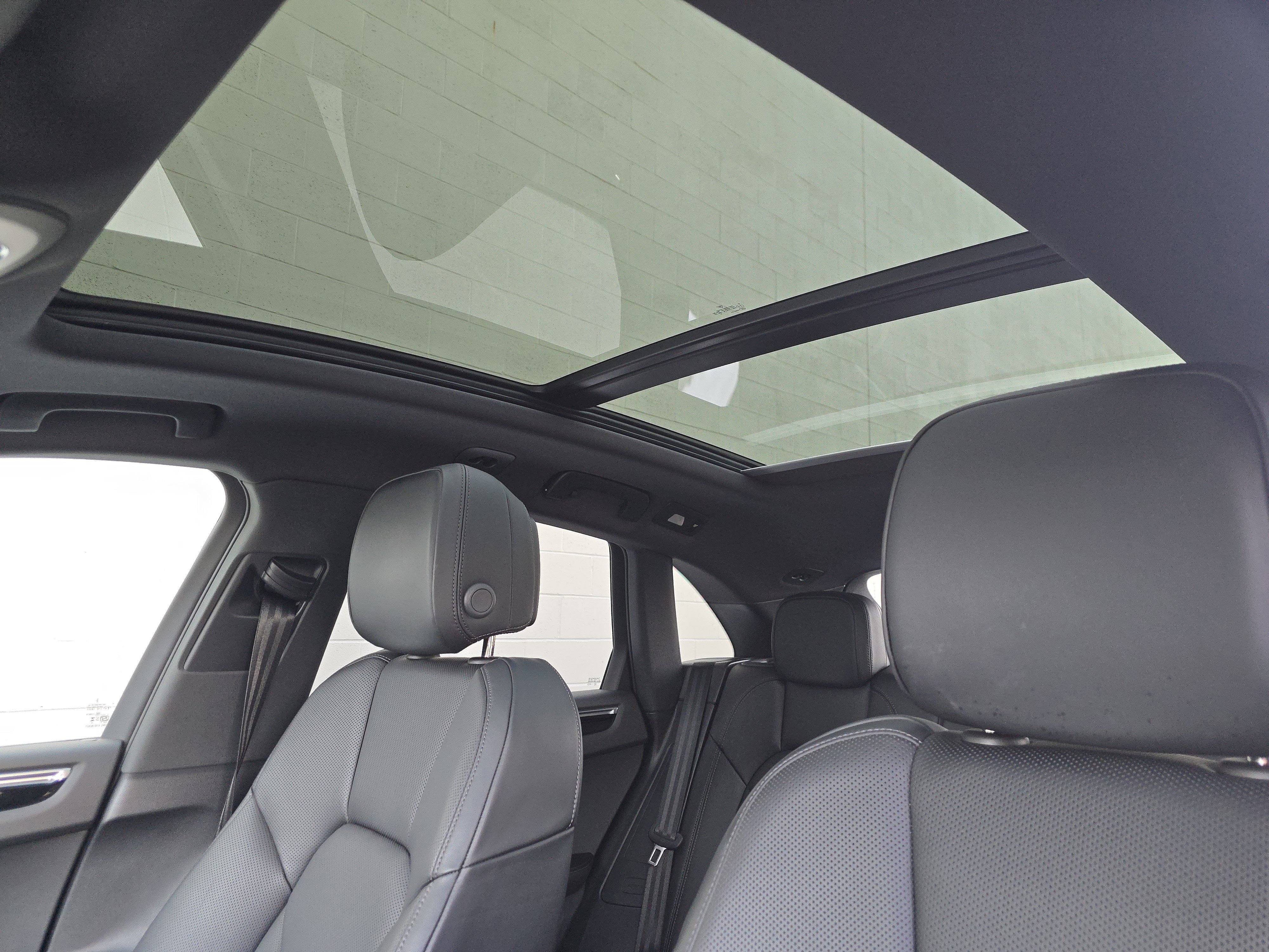 Certified 2025 Porsche Macan image 13