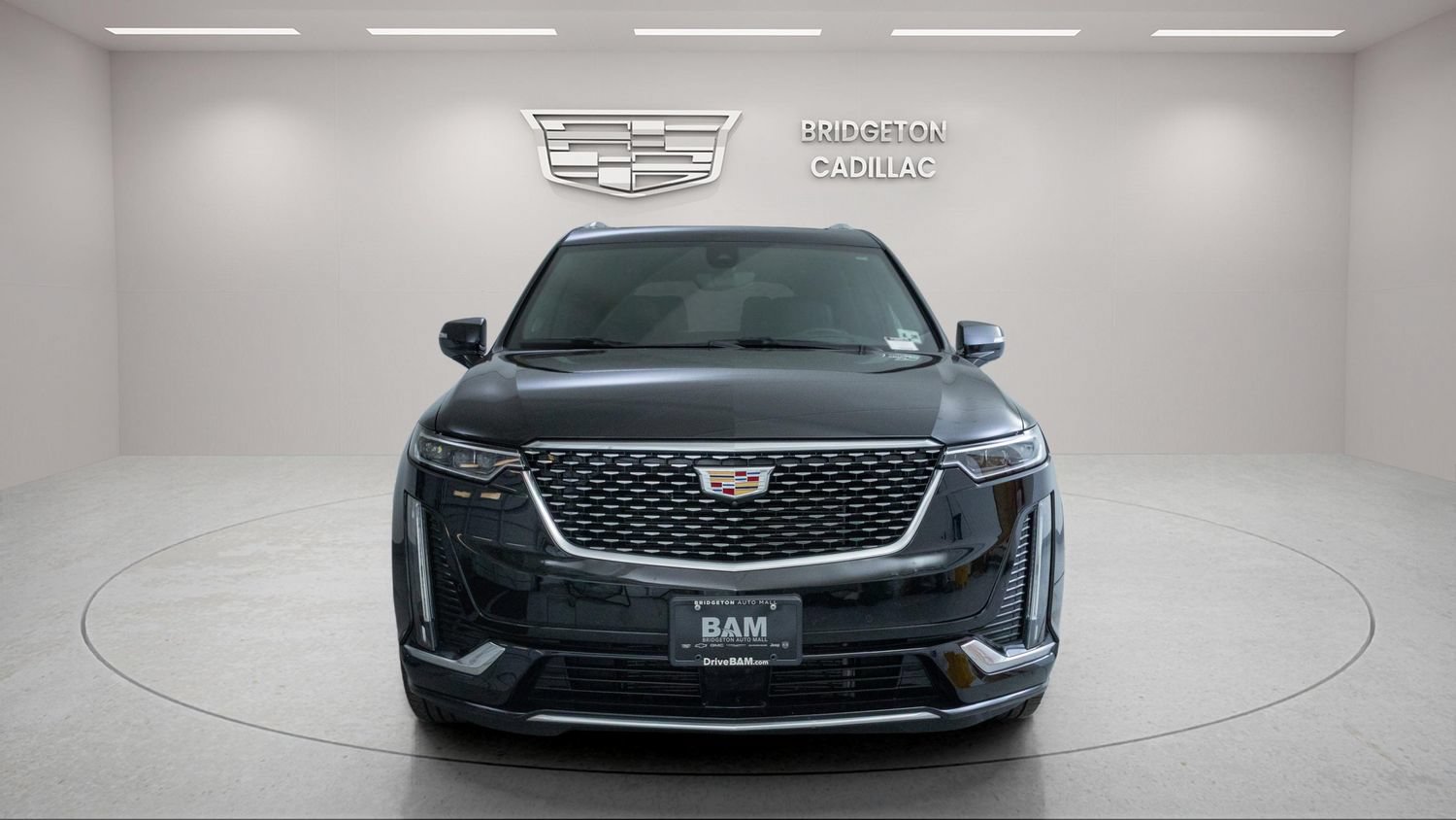Used 2023 Cadillac XT6 Premium Luxury w/ Technology Package FWD image 2