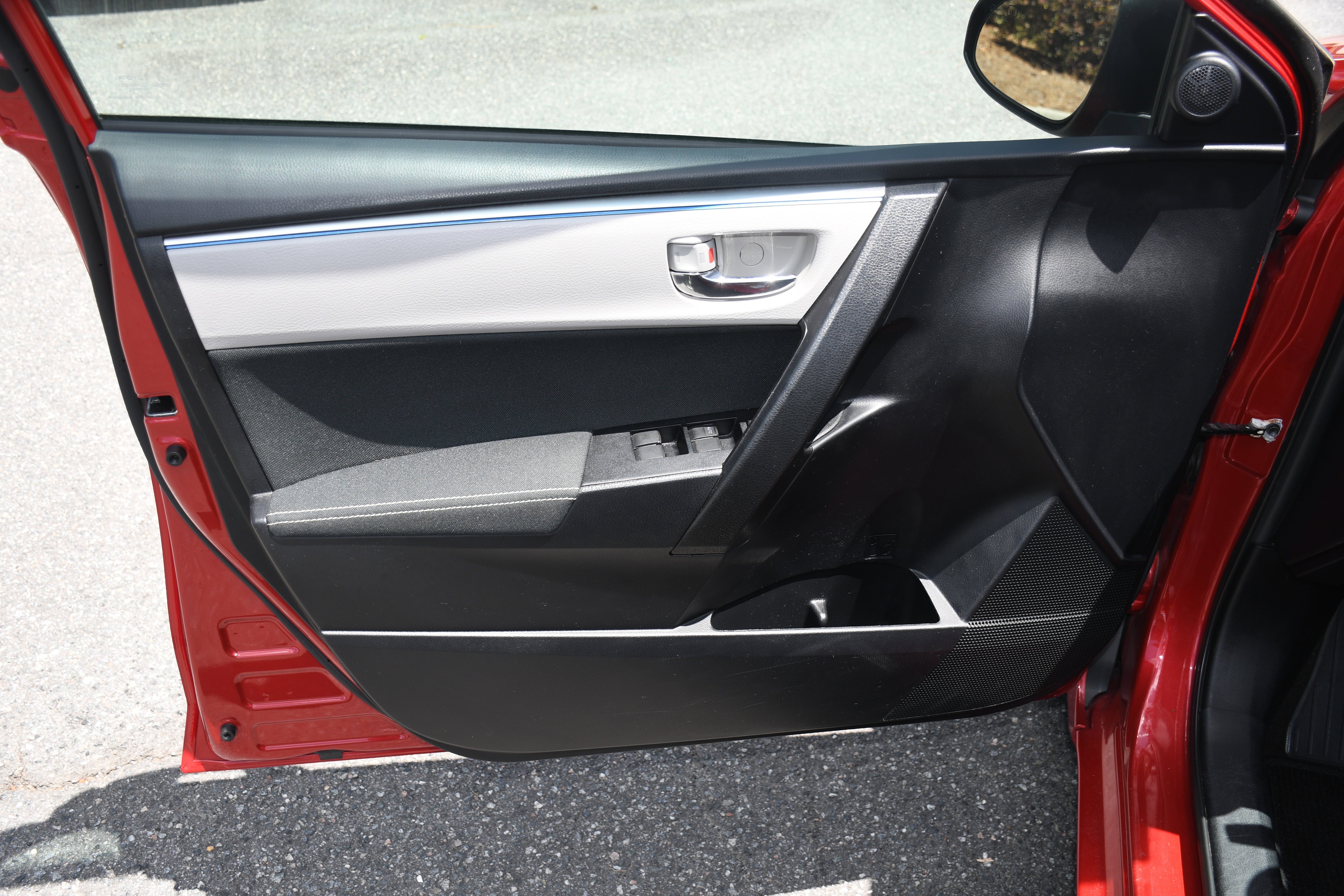 Used 2016 Toyota Corolla LE FWD image 9