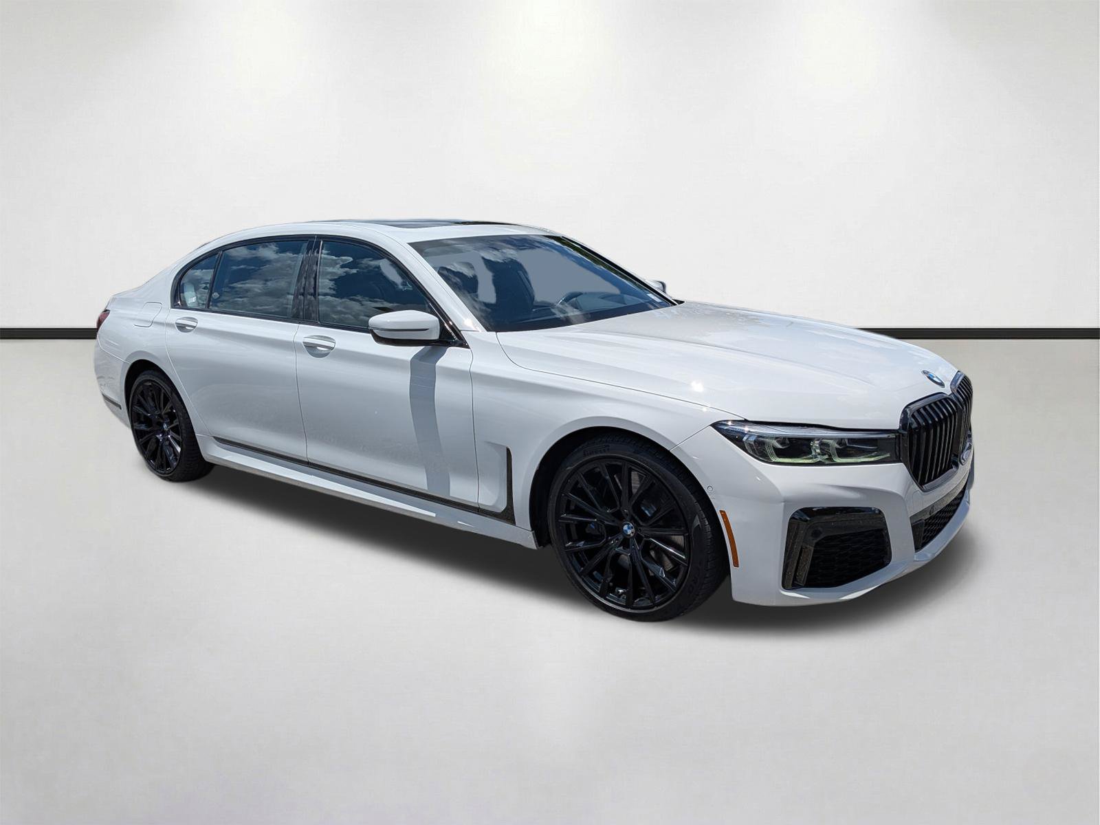 Used 2022 BMW 740i w/ M Sport Package RWD image 2