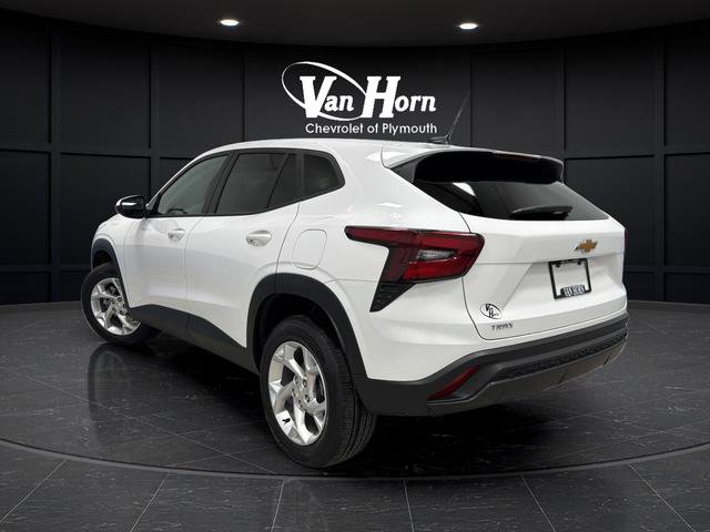 Used 2025 Chevrolet Trax LS w/ LS Convenience Package image 5