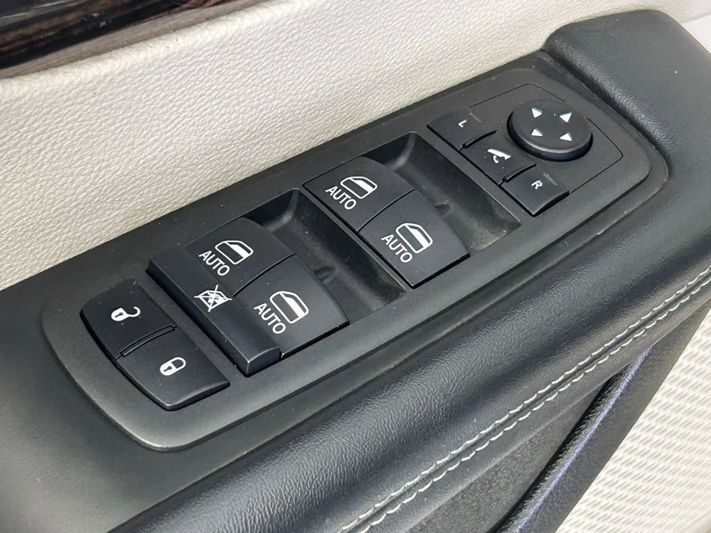 Used 2023 Chrysler Pacifica Limited FWD image 36