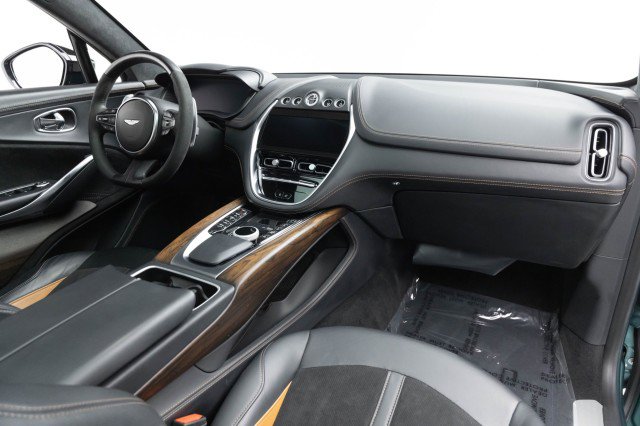 Used 2022 Aston Martin DBX image 2