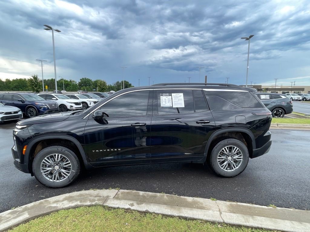 Used 2025 Chevrolet Traverse LT w/ Driver Confidence Package FWD image 4