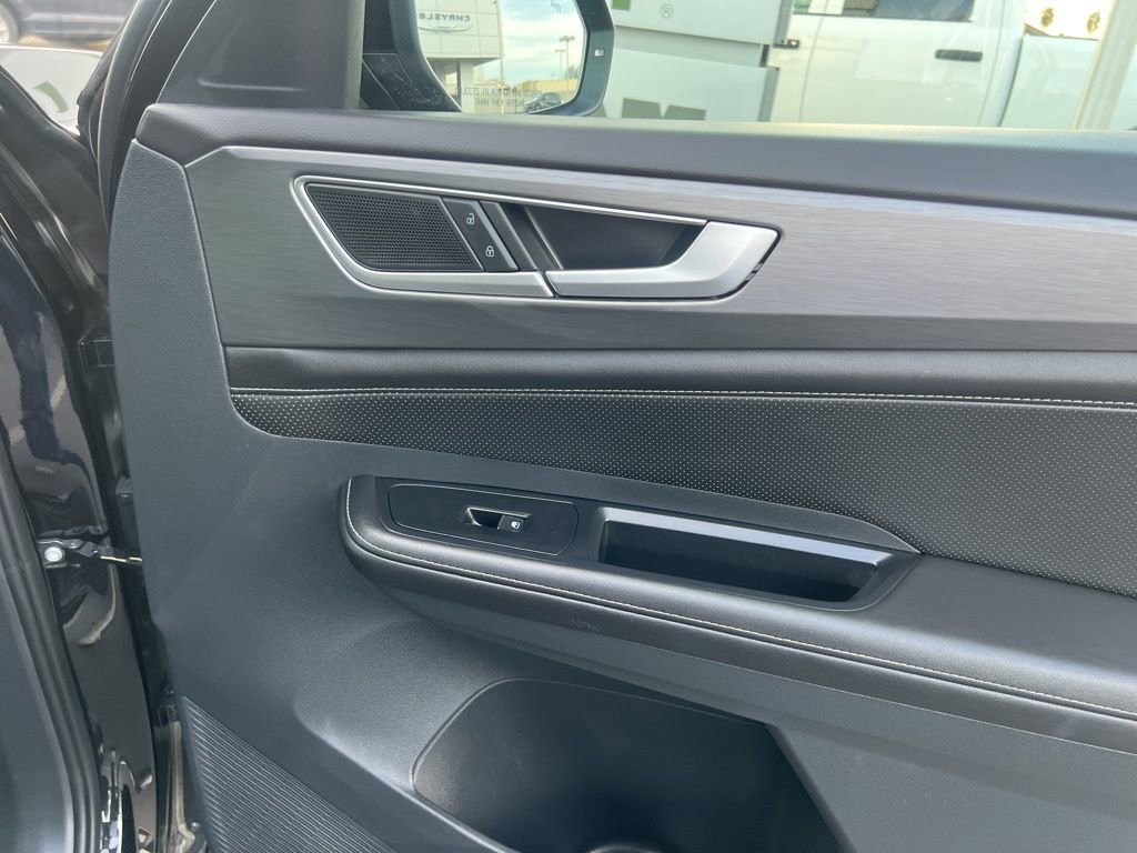 Used 2025 Volkswagen Atlas Cross Sport SE image 36