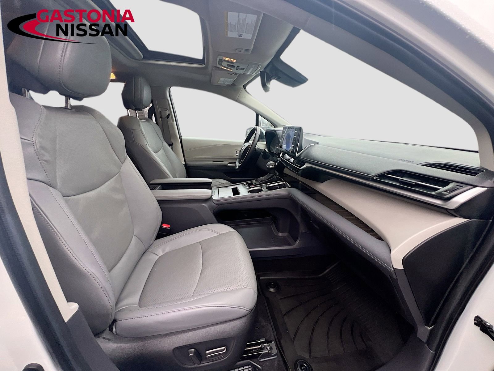 Used 2023 Toyota Sienna Limited image 39