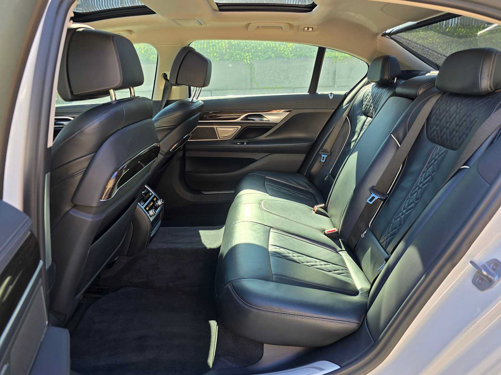 Used 2018 BMW 750i RWD image 16