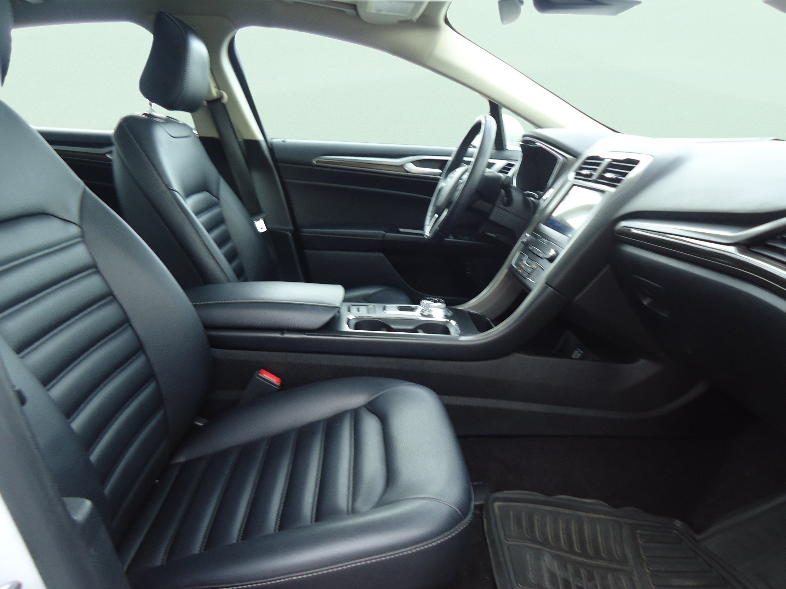 Used 2020 Ford Fusion SEL FWD image 12