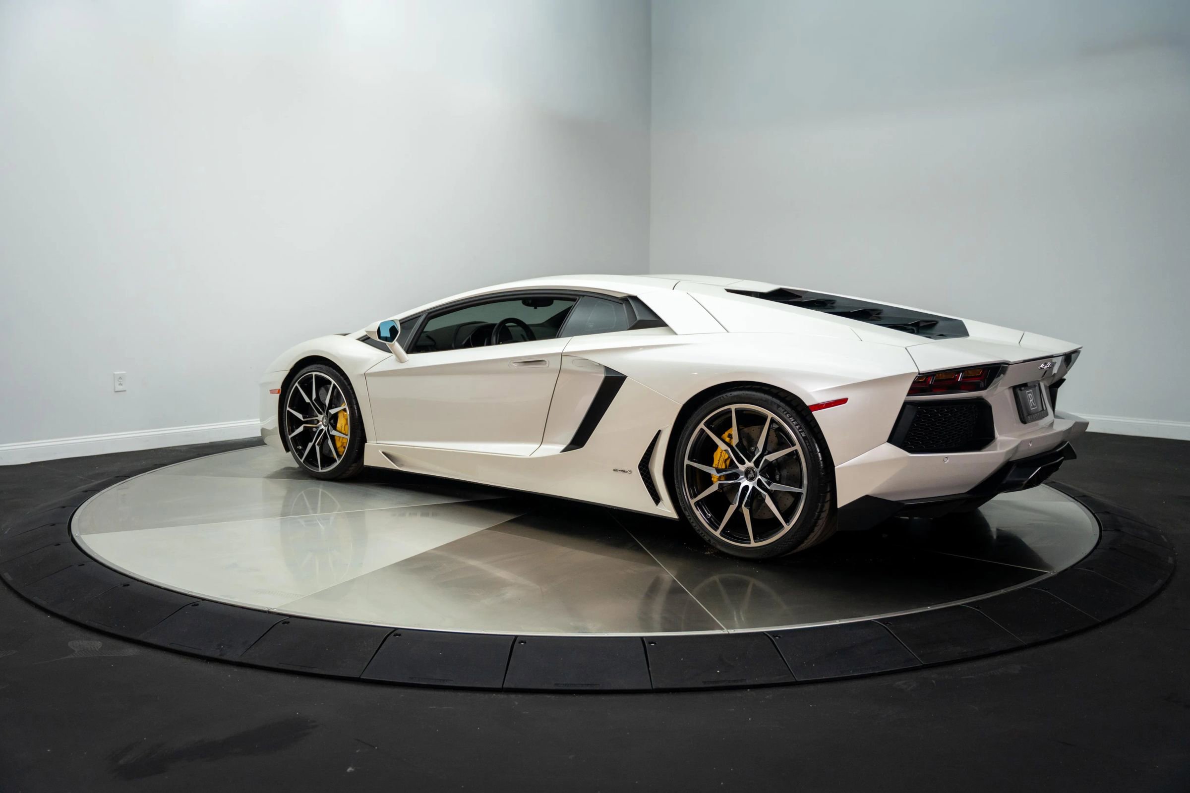 Used 2013 Lamborghini Aventador LP 700-4 image 8