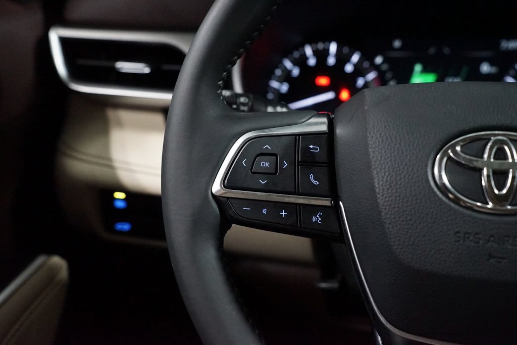 Certified 2021 Toyota Highlander XLE FWD image 14