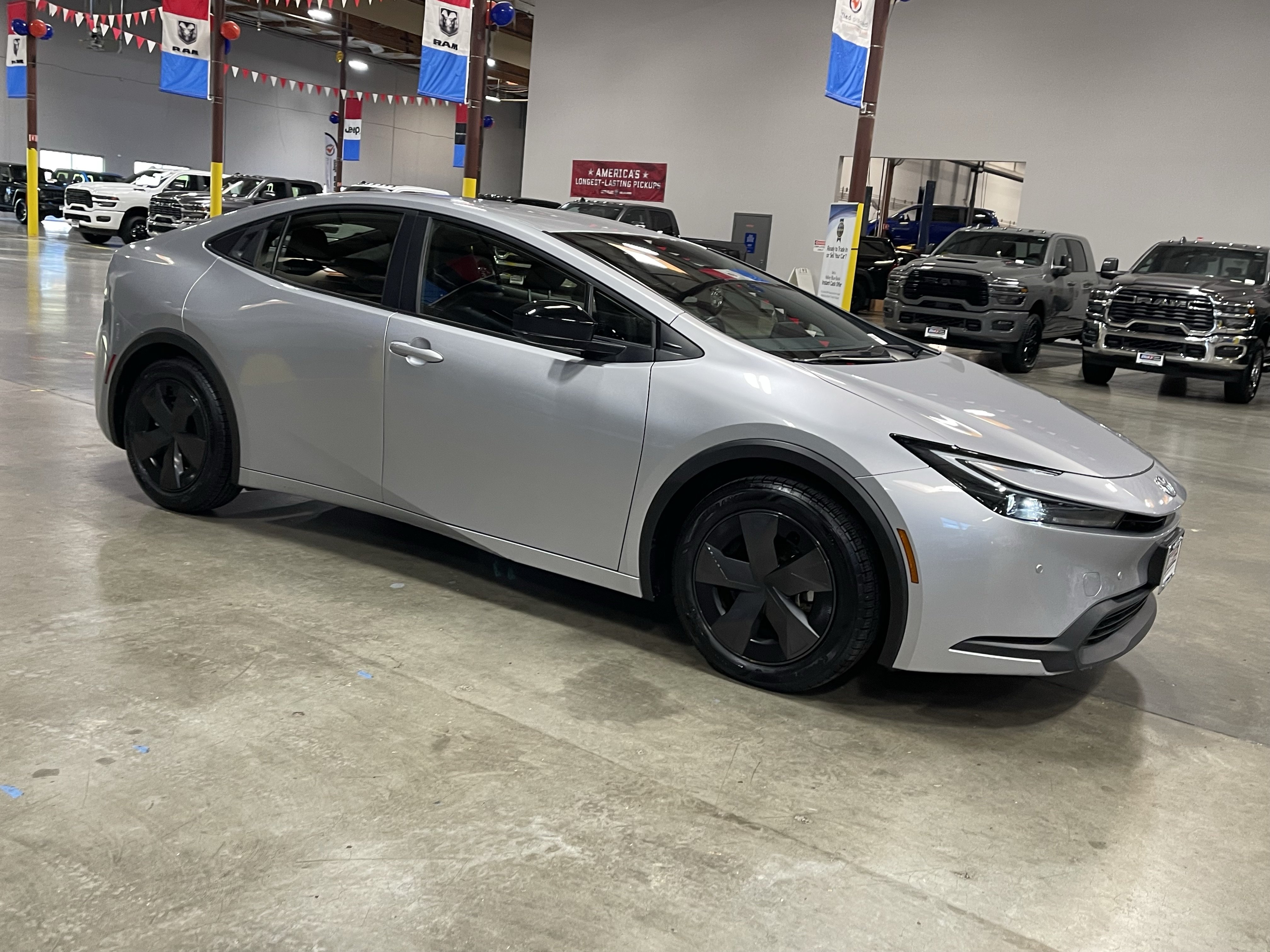 Used 2025 Toyota Prius LE FWD image 7