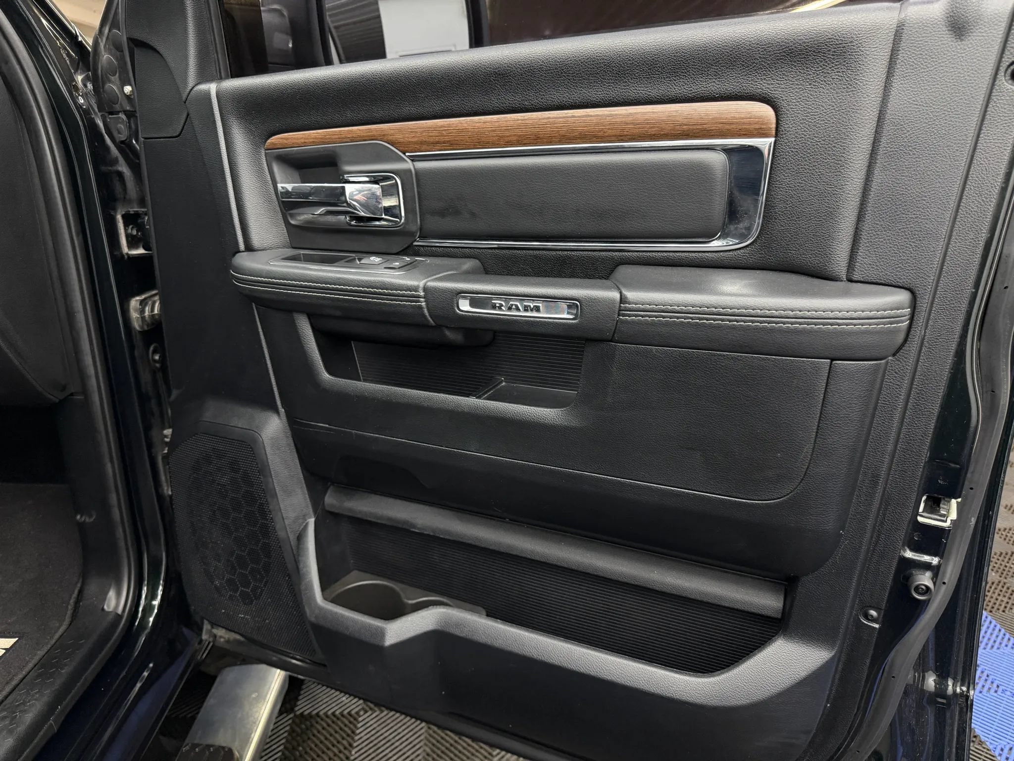 Used 2016 RAM 1500 Laramie w/ Convenience Group AWD/4WD image 5