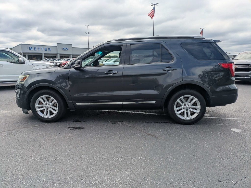 Used 2017 Ford Explorer XLT w/ Equipment Group 202A FWD image 7
