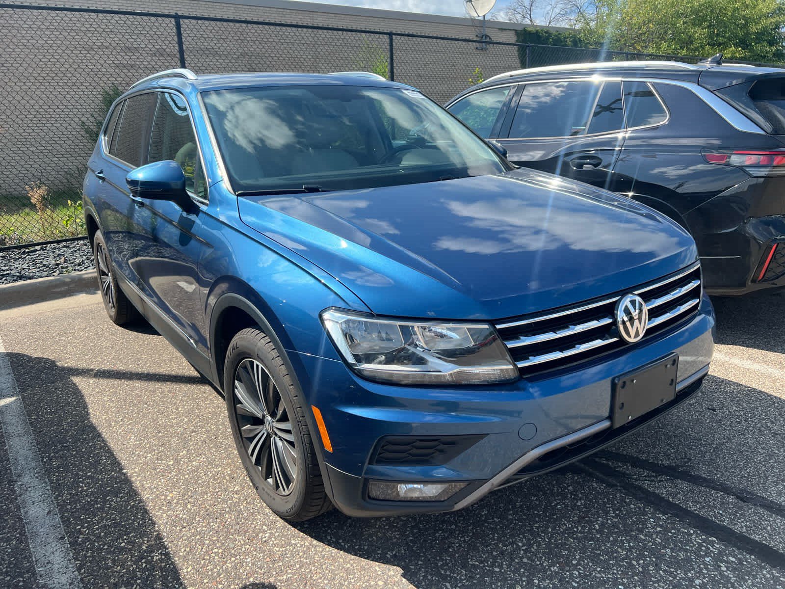 Used 2018 Volkswagen Tiguan SEL AWD/4WD image 2