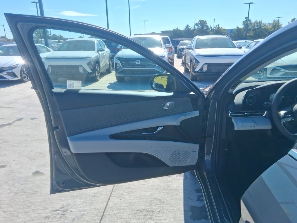 New 2025 Hyundai Elantra Limited image 18