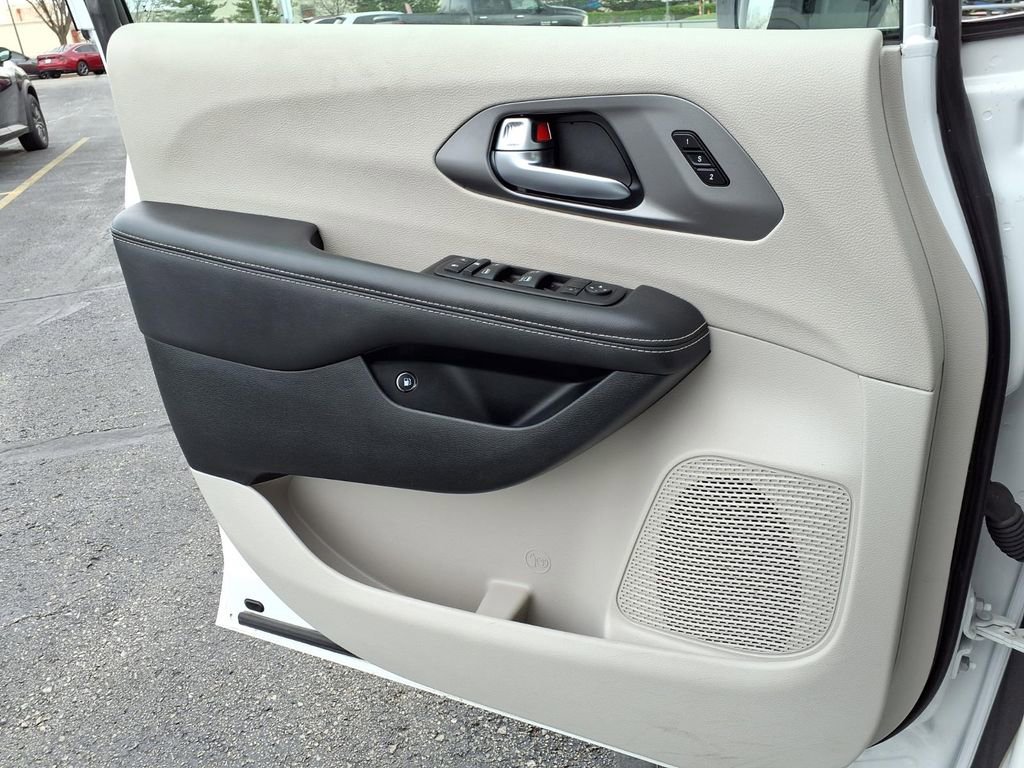 Used 2024 Chrysler Pacifica Select image 19