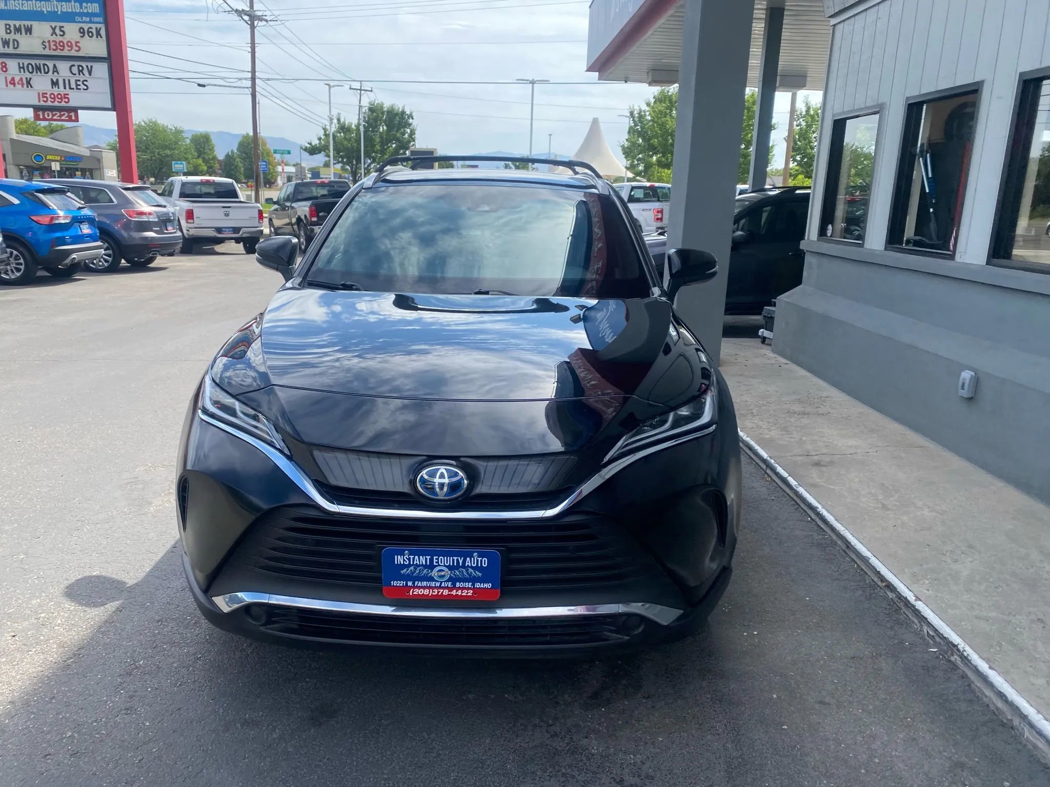 Used 2022 Toyota Venza XLE image 3