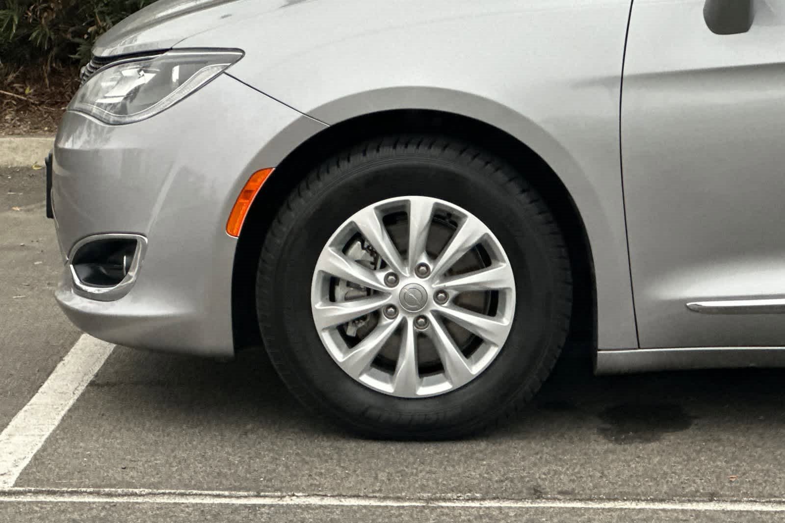 Used 2017 Chrysler Pacifica Touring-L image 27