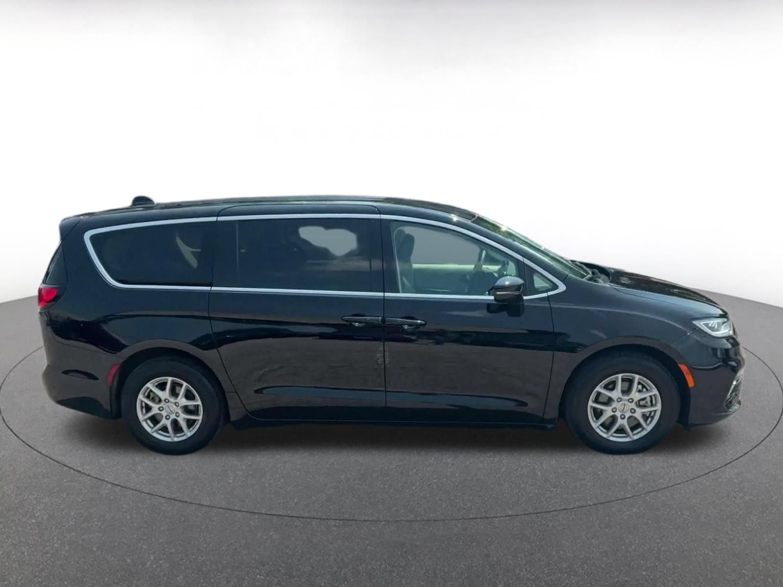 Used 2024 Chrysler Pacifica Touring-L FWD image 15
