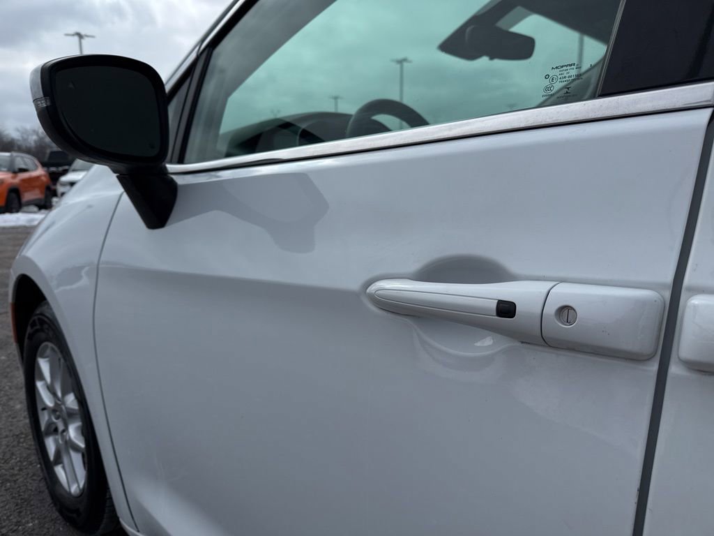 Used 2023 Chrysler Pacifica Touring-L image 10